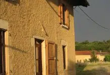 Quel enduit appliquer sur un mur en pisé