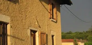 Quel enduit appliquer sur un mur en pisé