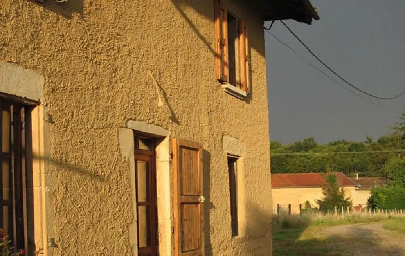 Quel enduit appliquer sur un mur en pisé