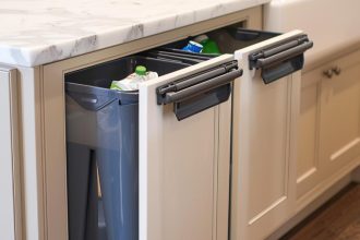 Cuisine et tri sélectif : pourquoi la poubelle encastrable s'impose dans le logement français ?