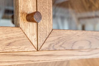 Fenêtre en bois sur mesure : le bon choix pour rénover avec style